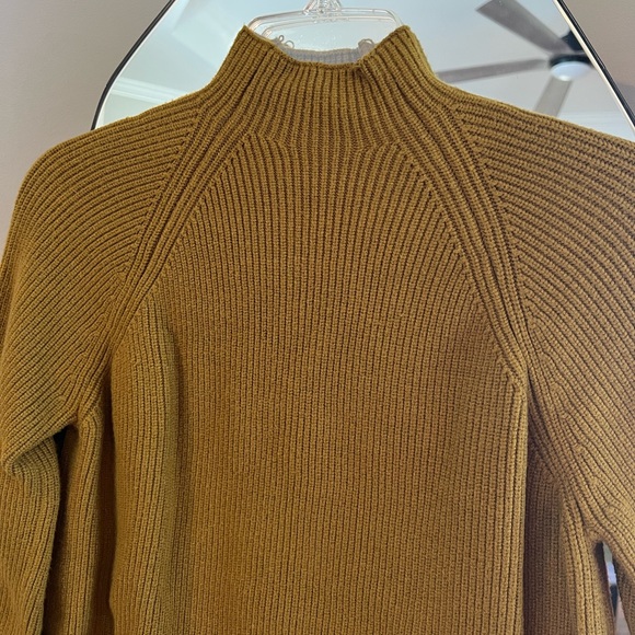 Truth | Green turtle neck with split hip hem - Picture 5 of 7